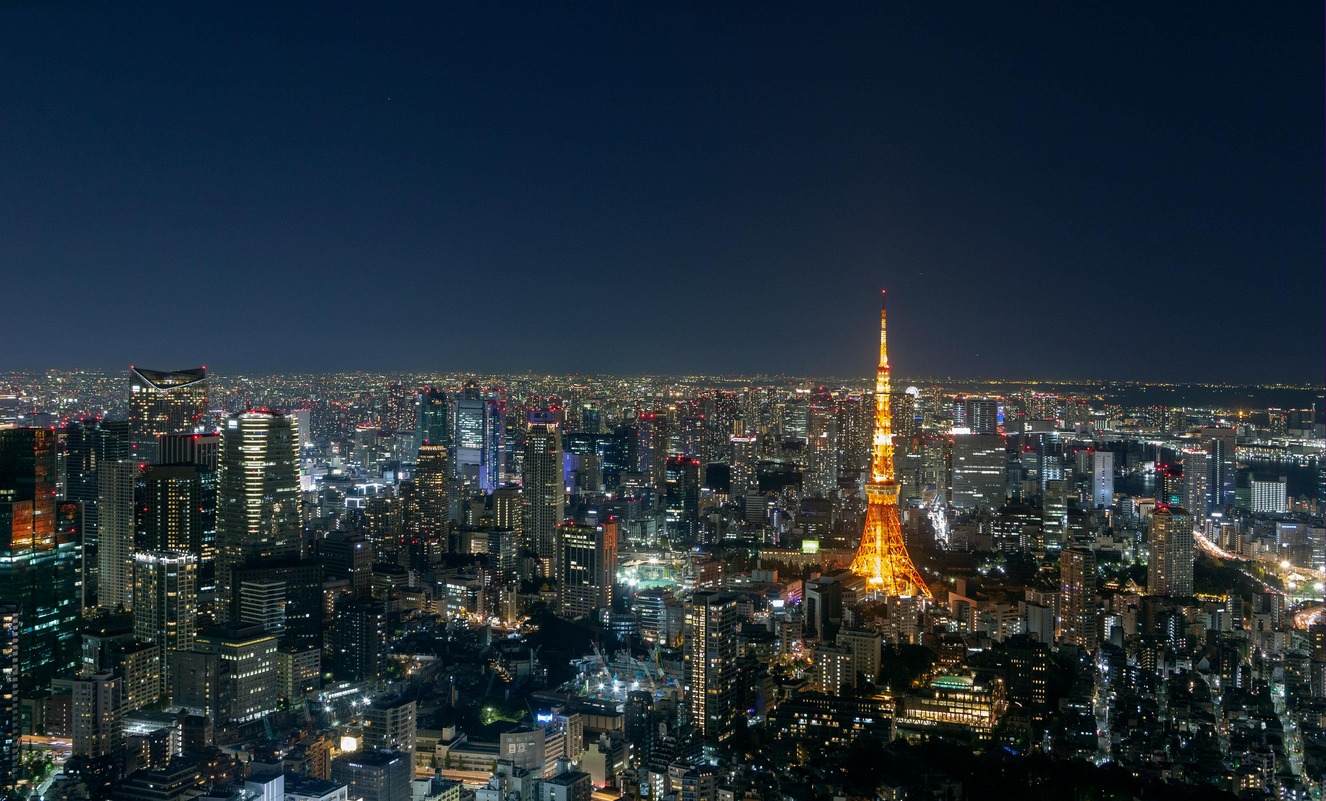 白い壁と少ない家具で整えられた日本の住宅の居室