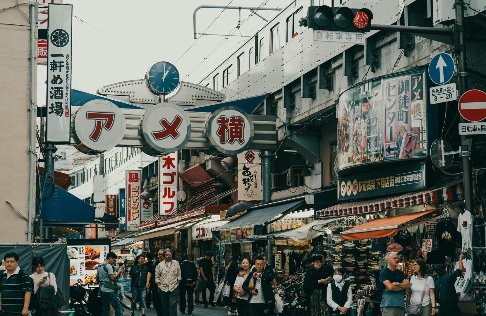 一人行動という選択——ソロ外食・ソロ旅・ソロ活の社会背景