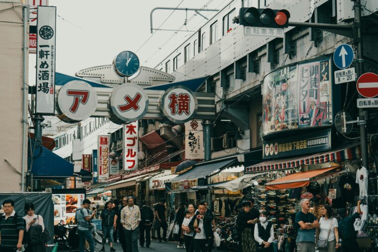 一人行動という選択——ソロ外食・ソロ旅・ソロ活の社会背景
